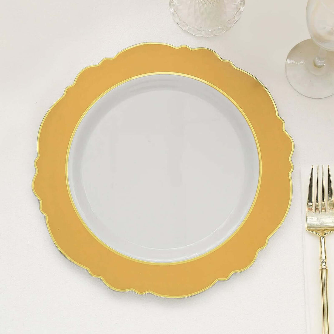 10 Pack | 10inch Gold / White Plastic Party Plates With Round Blossom Design