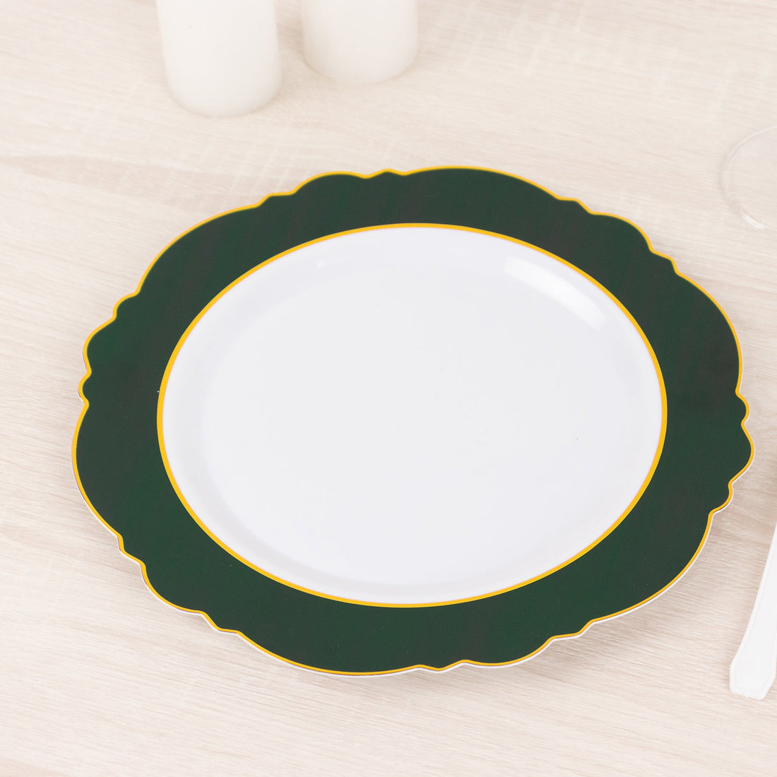 10 Pack Hunter Emerald Green / White Plastic Party Plates With Round Blossom Design