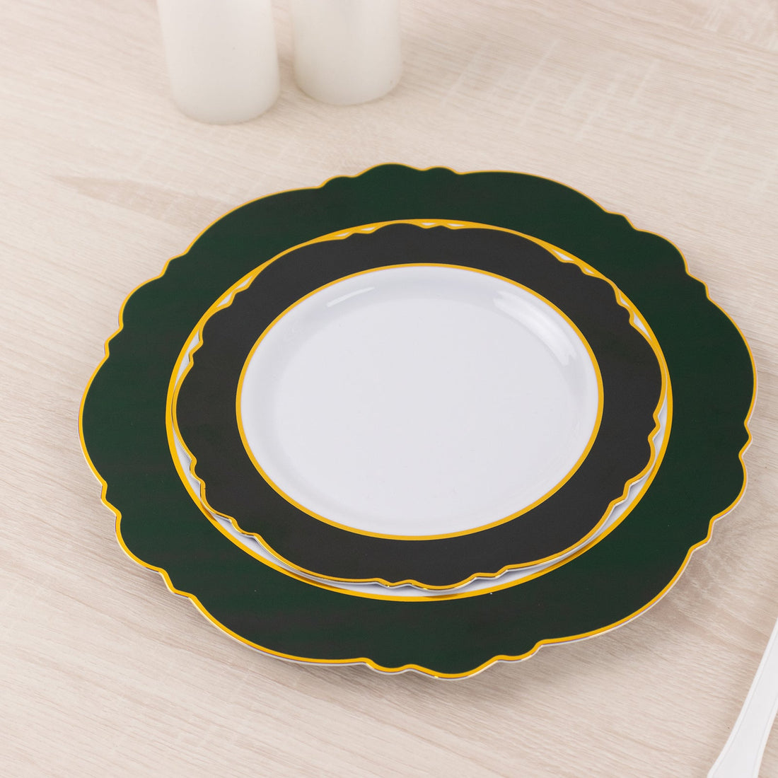 10 Pack Hunter Emerald Green / White Plastic Dessert Plates With Round Blossom Design
