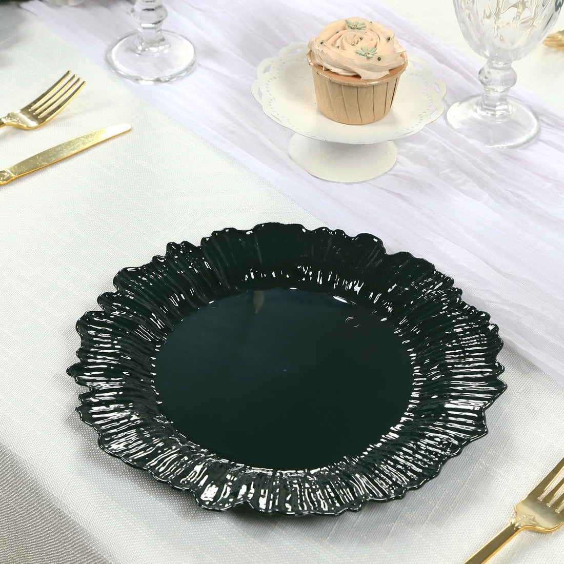20-Pack Plastic Dinner Plates – 10" Hunter Emerald Green Reef Design Party Plates – Elegant