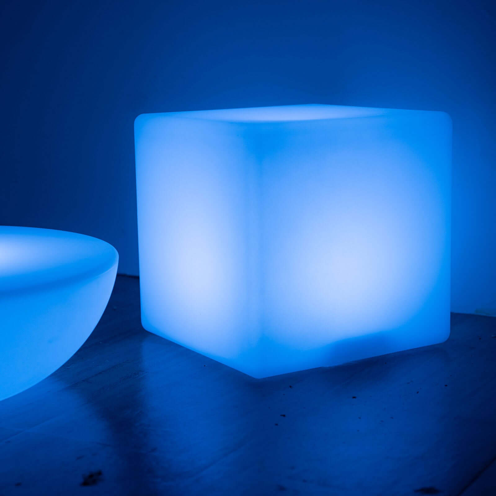 https://www.efavormart.com/cdn/shop/products/Color-Changing-Cordless-LED-Light-Up-Cube-Table-Stool.jpg?v=1689407450