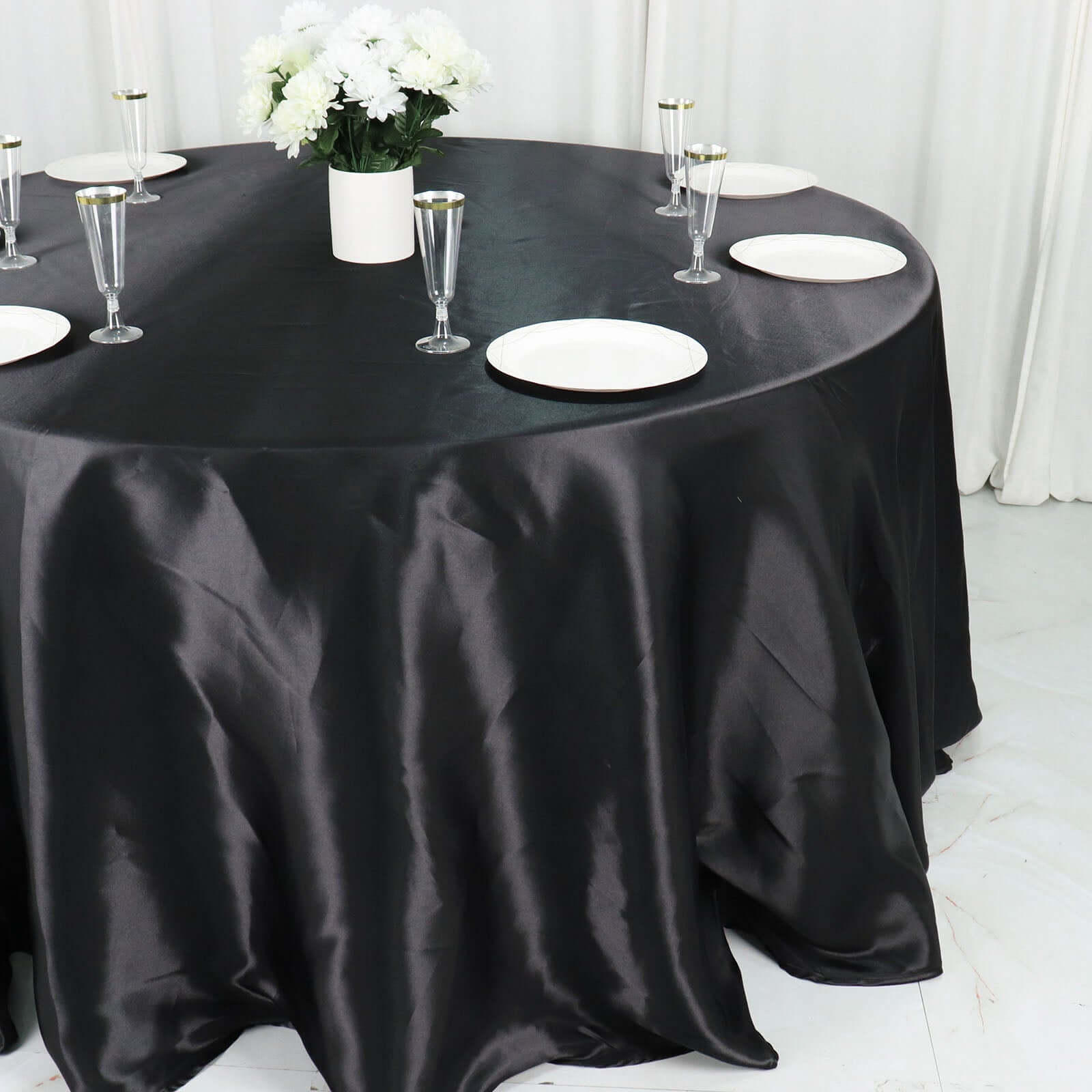 132 Black Seamless Satin Round Tablecloth EFavormart Com   TAB STN136 BLK D02 